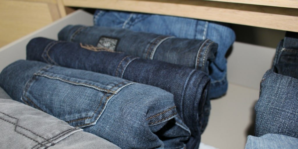 Jeans rollen: Eine tolle Idee für die Kleiderschrank Organisation