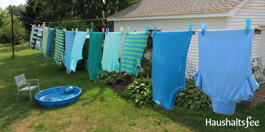 Wäsche waschen: Wäsche trocknet an der Wäscheleine