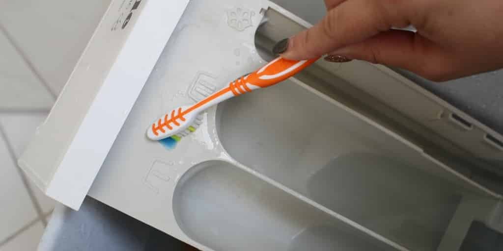 Zahbürste scheuert Waschmittelfach der Waschmaschine