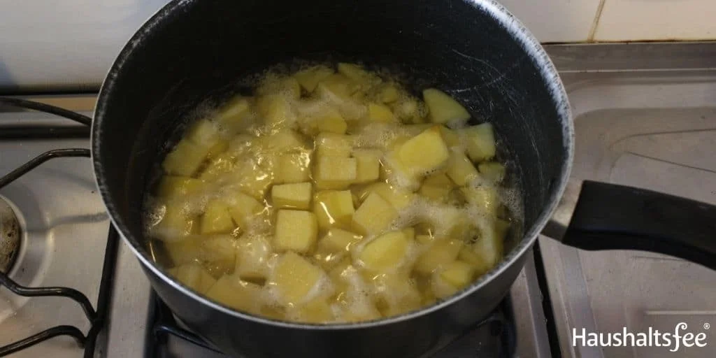 Kartoffelsud aufkochen und gegen Blattläuse verwenden