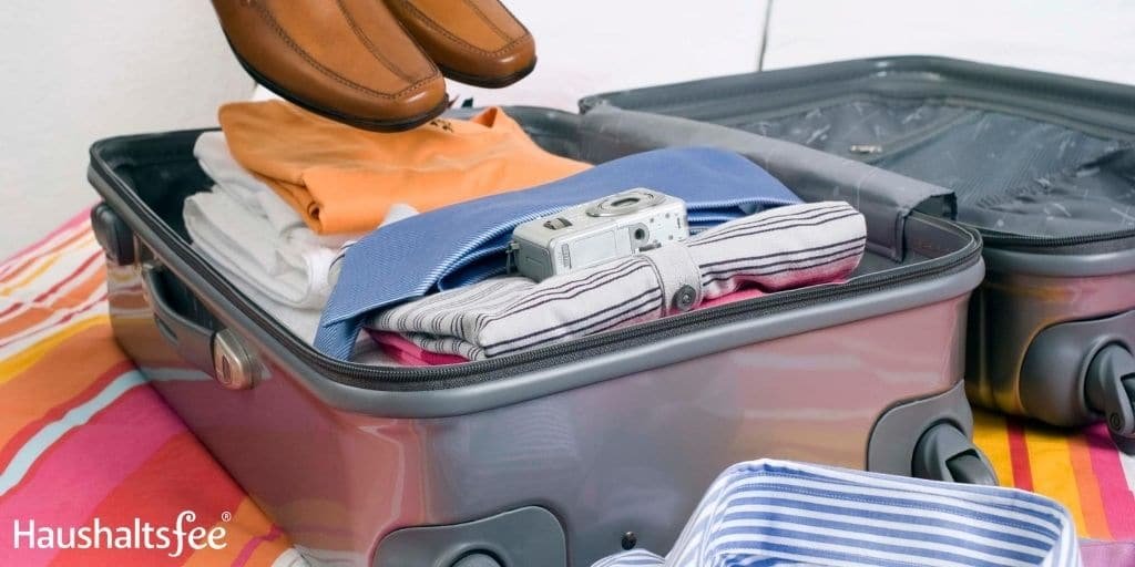 Koffer packen: Wäsche zusammenrollen bringt Platz