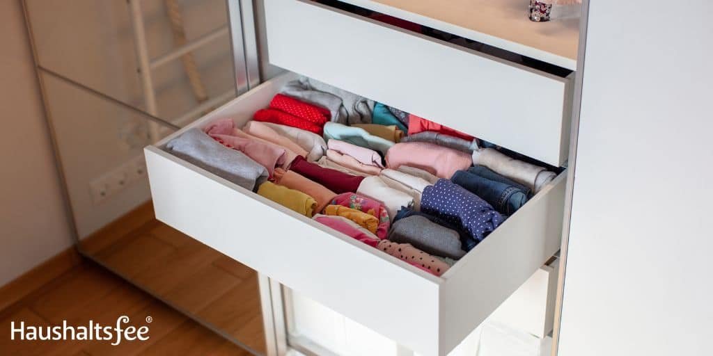Kleiderschrank ausmisten: Ordnung in Schubladen